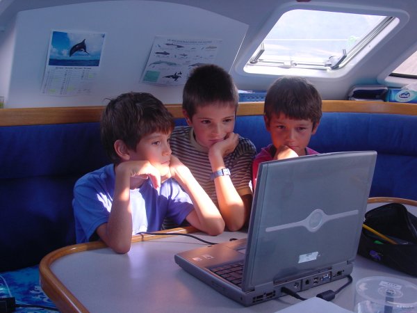 38- Leo Nikita et bastien devant spy kids 